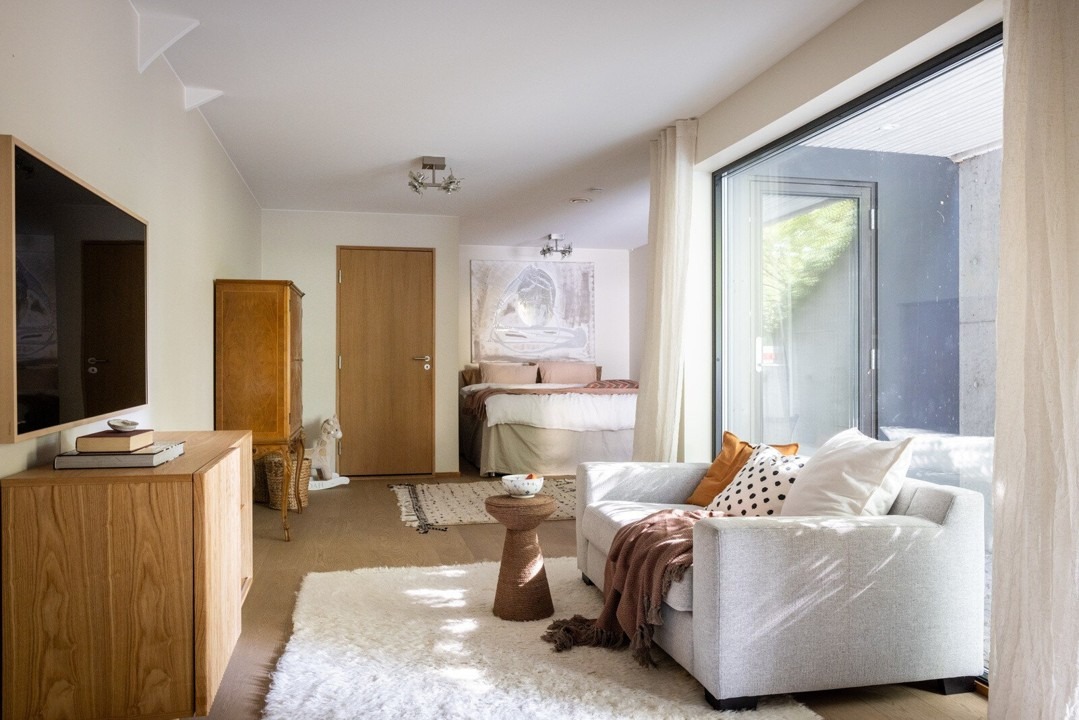 Stue. Kjøkken installert der høy kommode stør ved siden av baderomsdør. Se annet bilde.